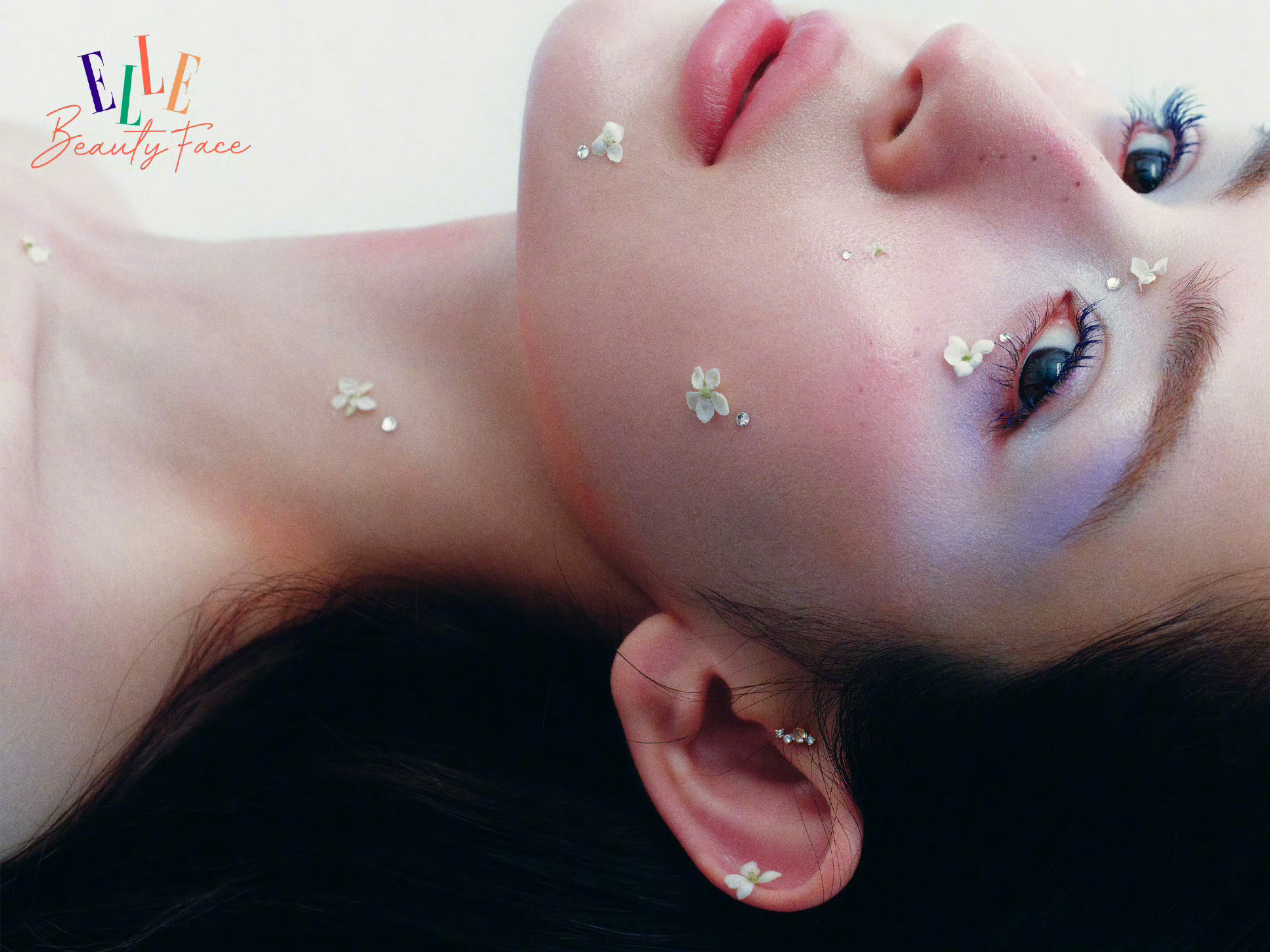 清浅柔和的低饱和色，是春日最高级的温柔表达，哈妮克孜 用三色粉彩勾勒今春诗意，桃