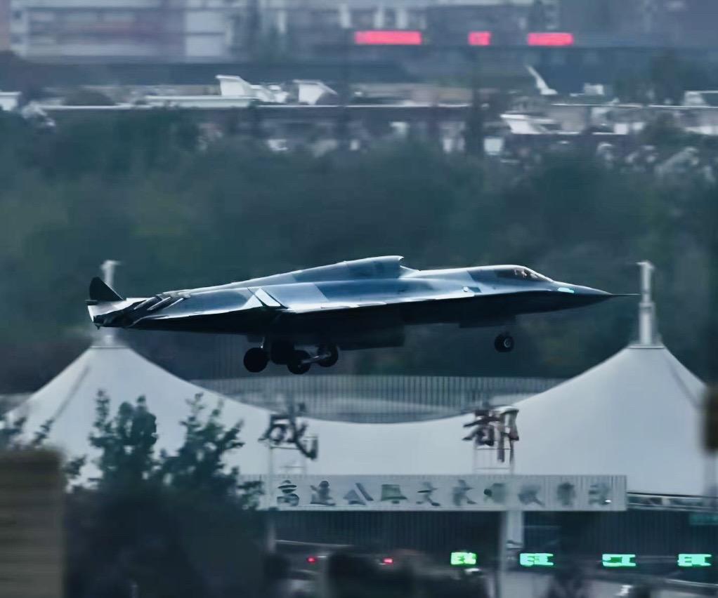 南北六代机高清大图现身，F47听说你连ppt都不是？六代机 歼36 歼50