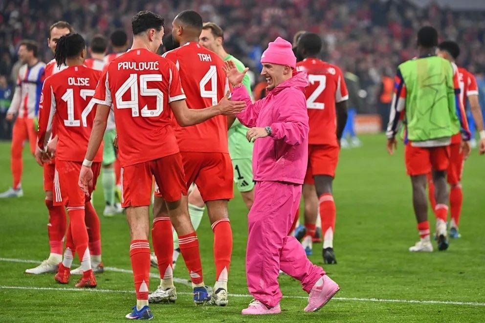 巴拉克昨晚开玩笑地谈及卡尔的着装：“他得在更衣室里为此负责。我对此确信无疑。”帕