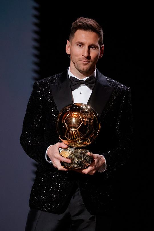 金球奖（Ballon d'Or）由《法国足球》杂志创办于1956年，旨在表彰年度