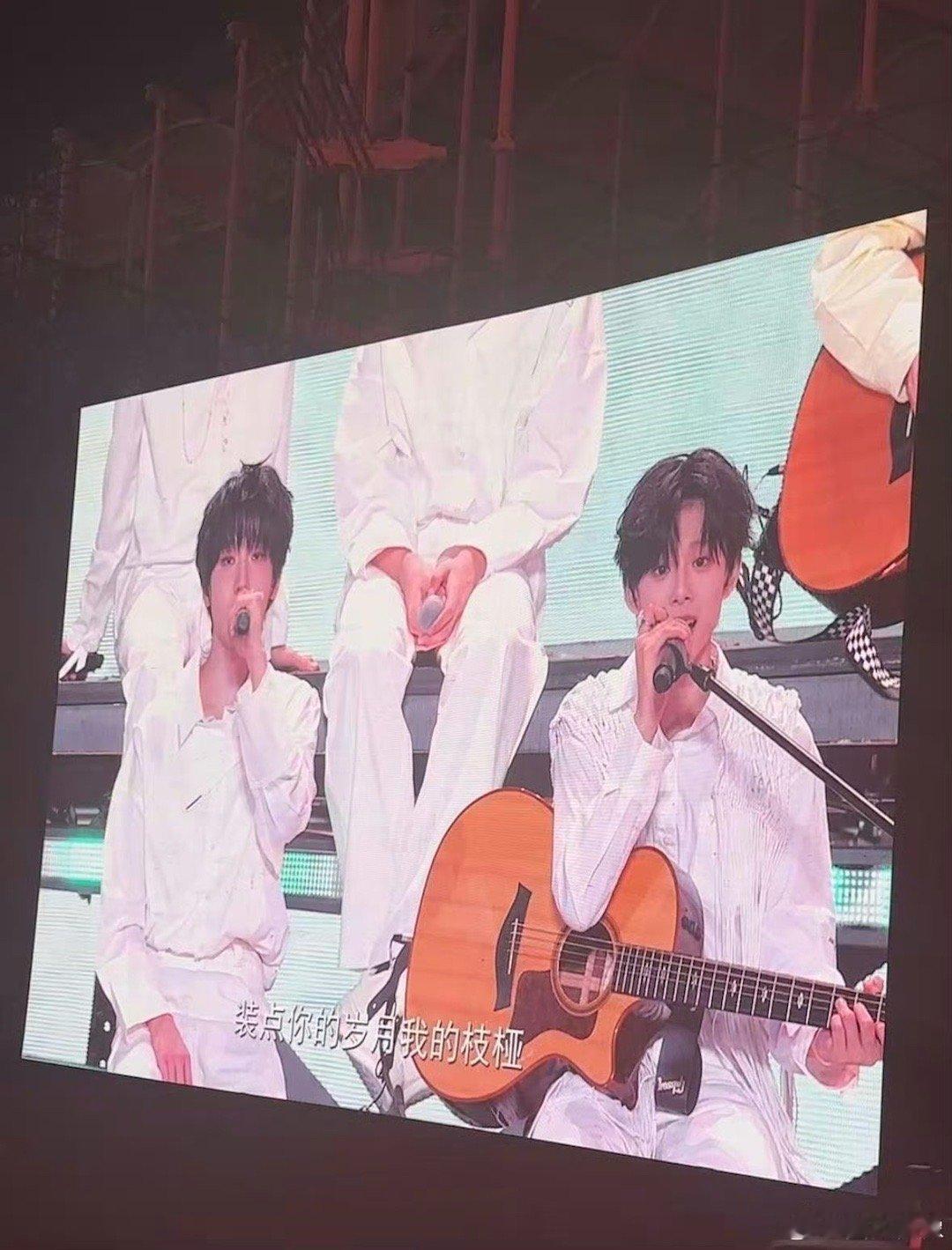 聂玮辰陈思罕同框新音舞台上聂玮辰和陈思罕合唱《想把你唱给我听》，同框瞬间氛围拉满