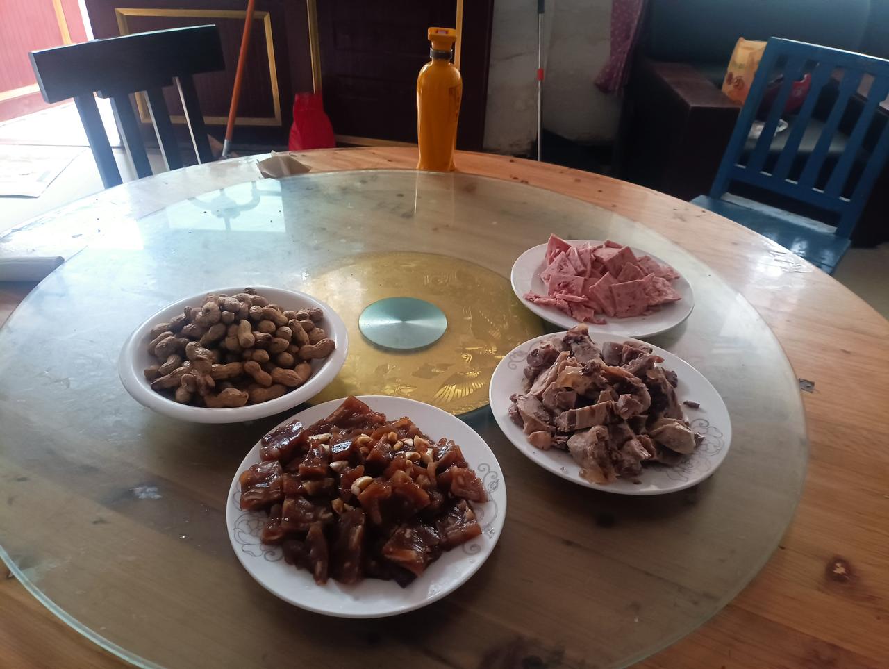 今天上午下了雨，闲着没事，小聚一番。