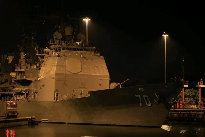 美军巡洋舰击落自家战机真相大起底 美军巡洋舰击落自家战机真相大起底
美军巡洋舰击