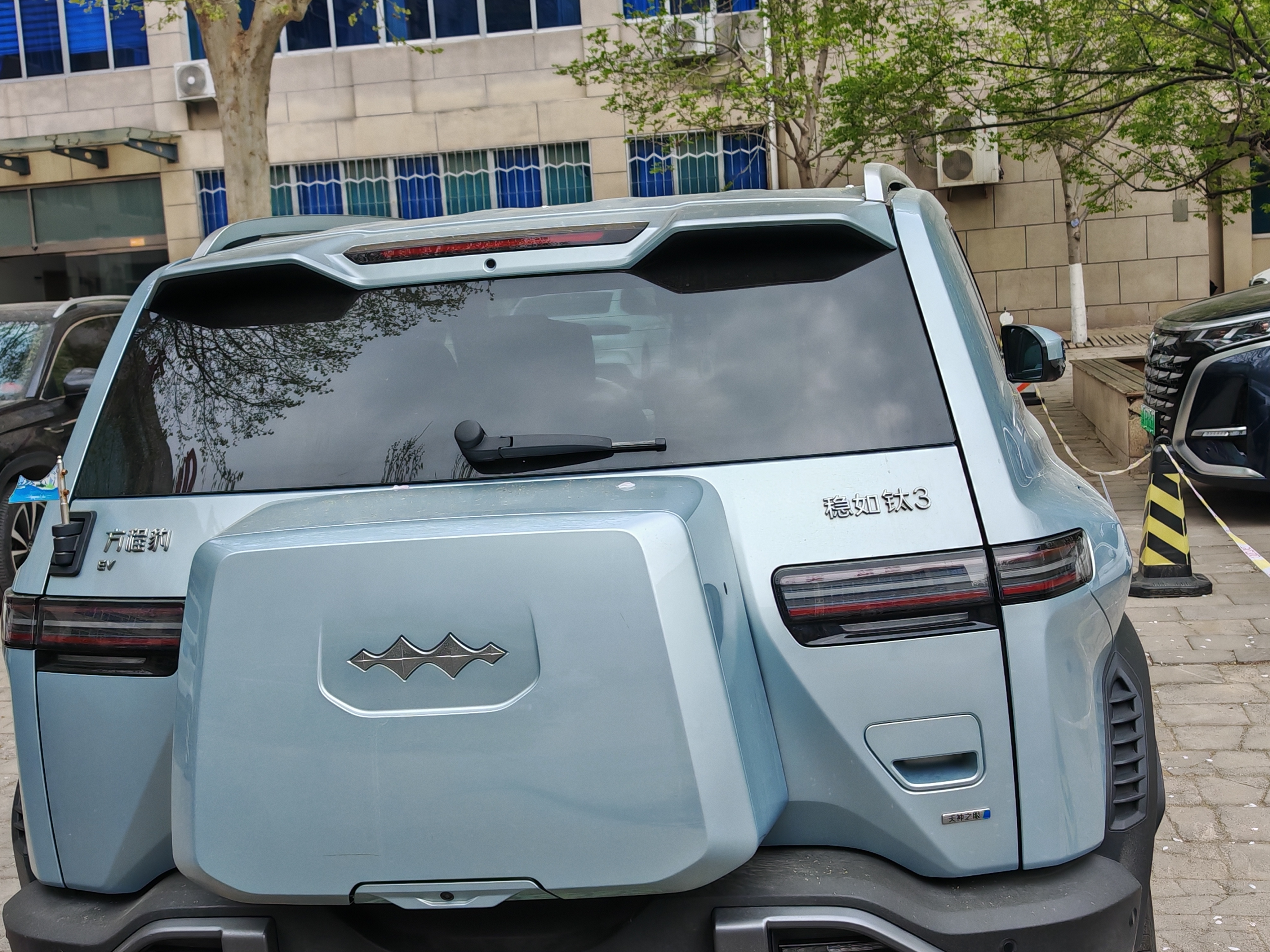 今天拍到一个方程豹钛3的车尾字，这标语太会了，稳如钛3=稳如泰山，文化人都藏在车