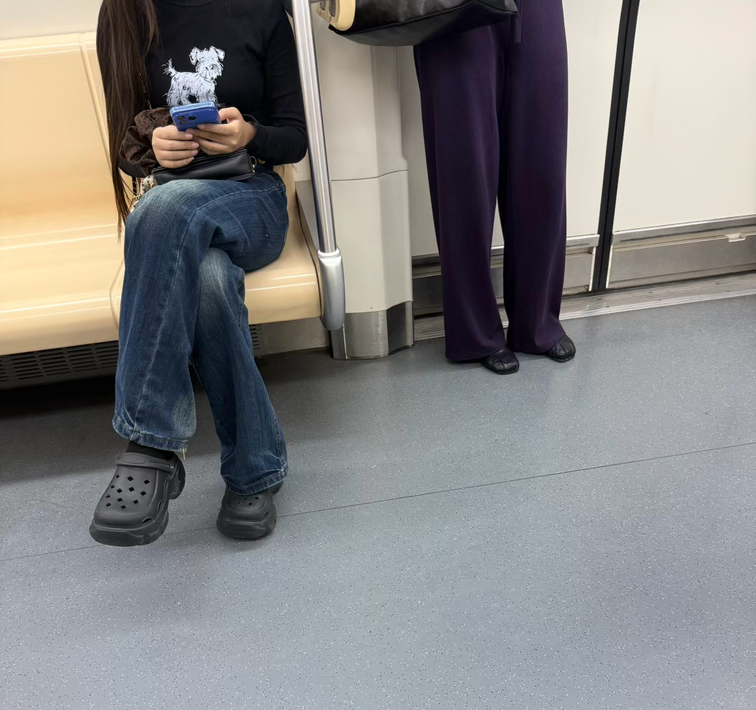 好奇一件事，地铁上没座位不坐能理解，那为什么地铁上有座位还不坐呢？[并不简单] 