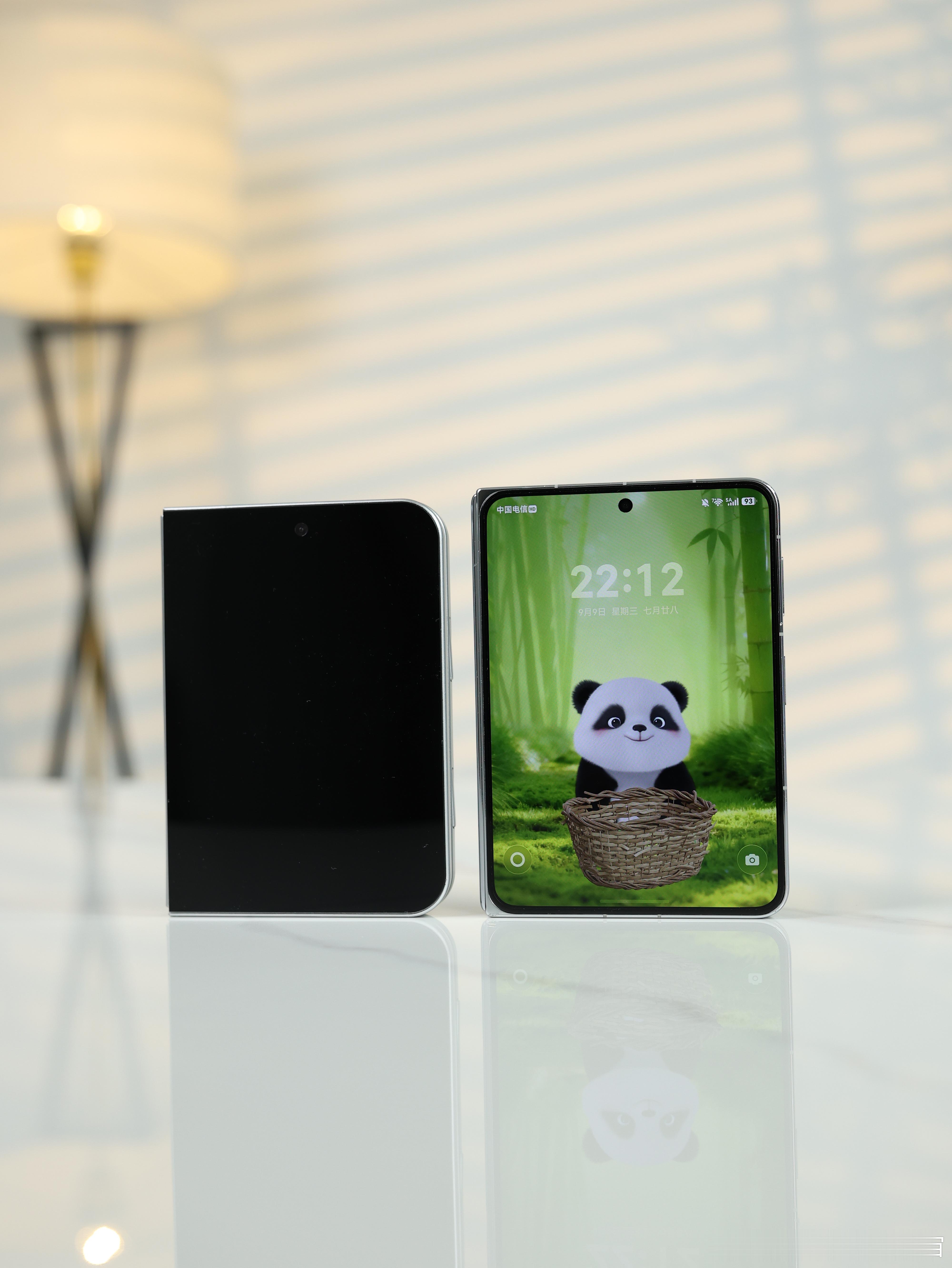 iPhoneDuo华为折叠屏对比同样是折叠旗舰，华为大阔折在定价上更有诚意，万元