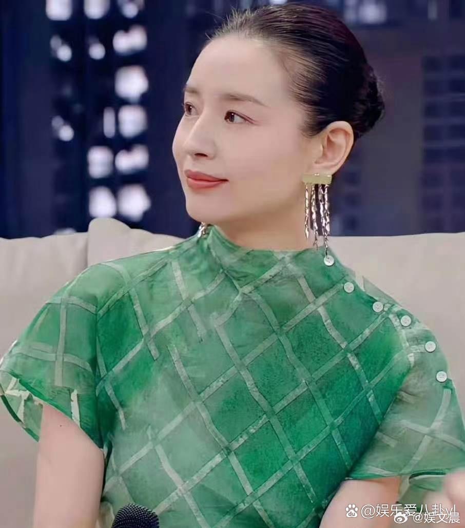 自带脱俗温婉的气场，董洁举手投足间风情尽显，韵味十足。 