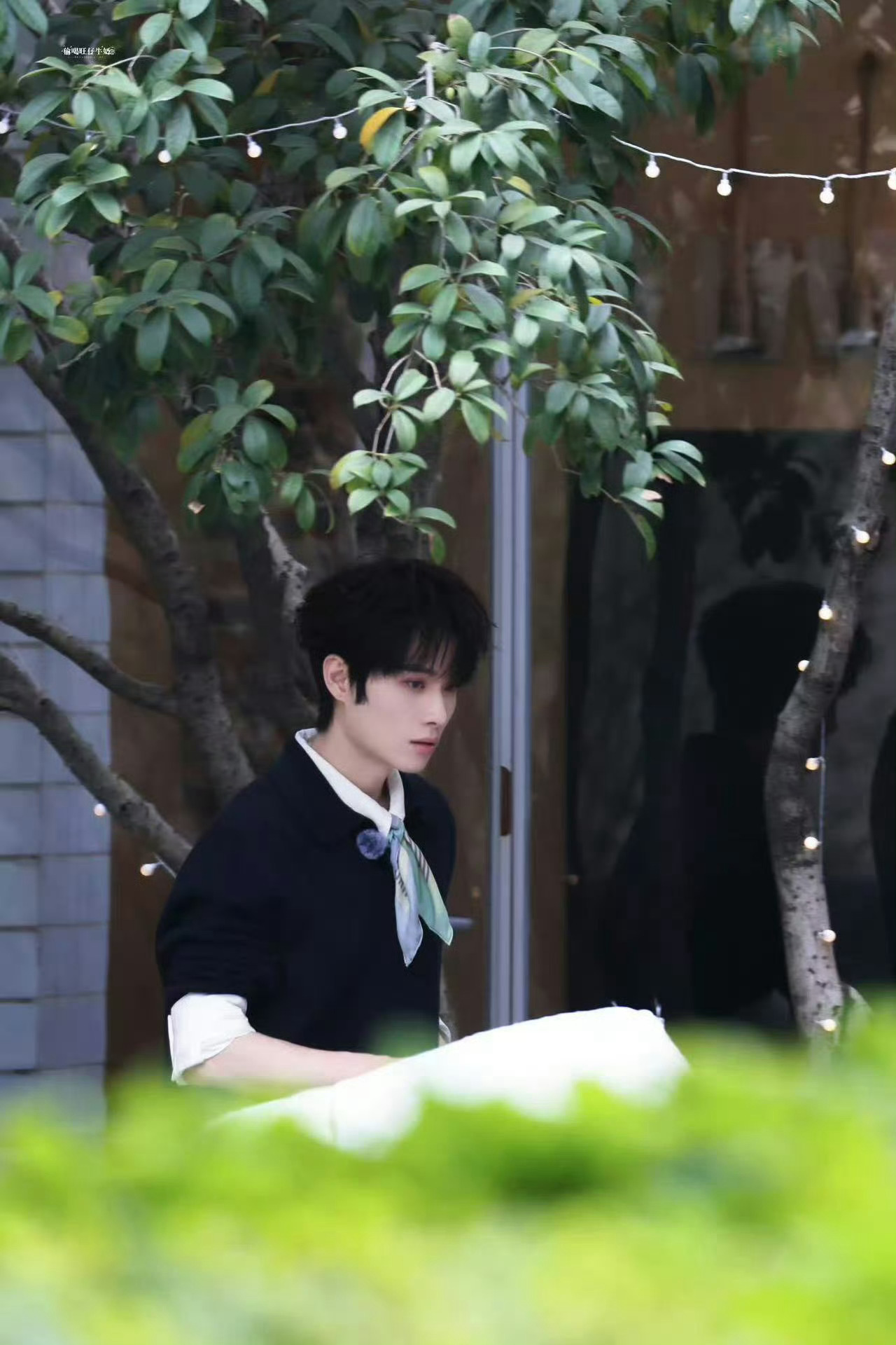 井胧上一秒误闯婚礼下一秒受邀婚礼井胧在《风华合伙人》误闯接亲现场，没成想下一秒就