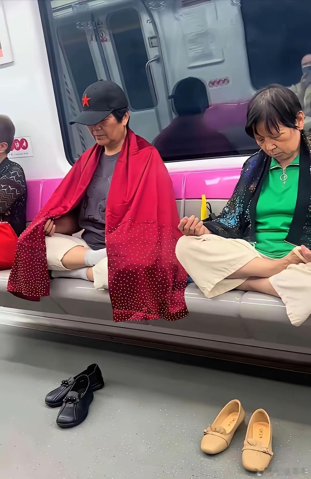 什么时候地铁上可以一人占两位了。 