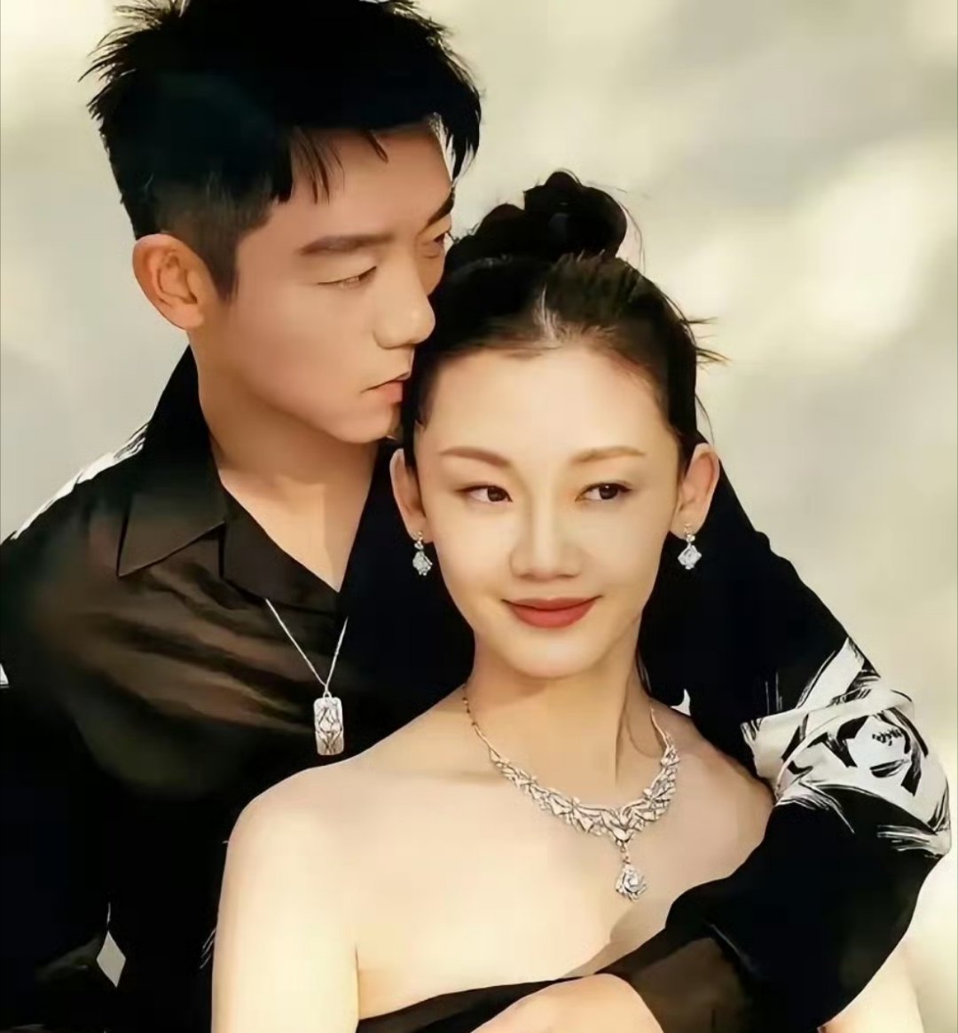 郑恺苗苗三胎长这么大了，时间过得好快，孩子都这么大了，好幸福的一家人[爱慕] ​