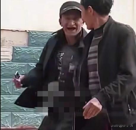 近日，四川，爷爷接家里的小宝贝放学，校门一开，只见爷爷立刻蹦蹦跳跳地跑进来，边跟