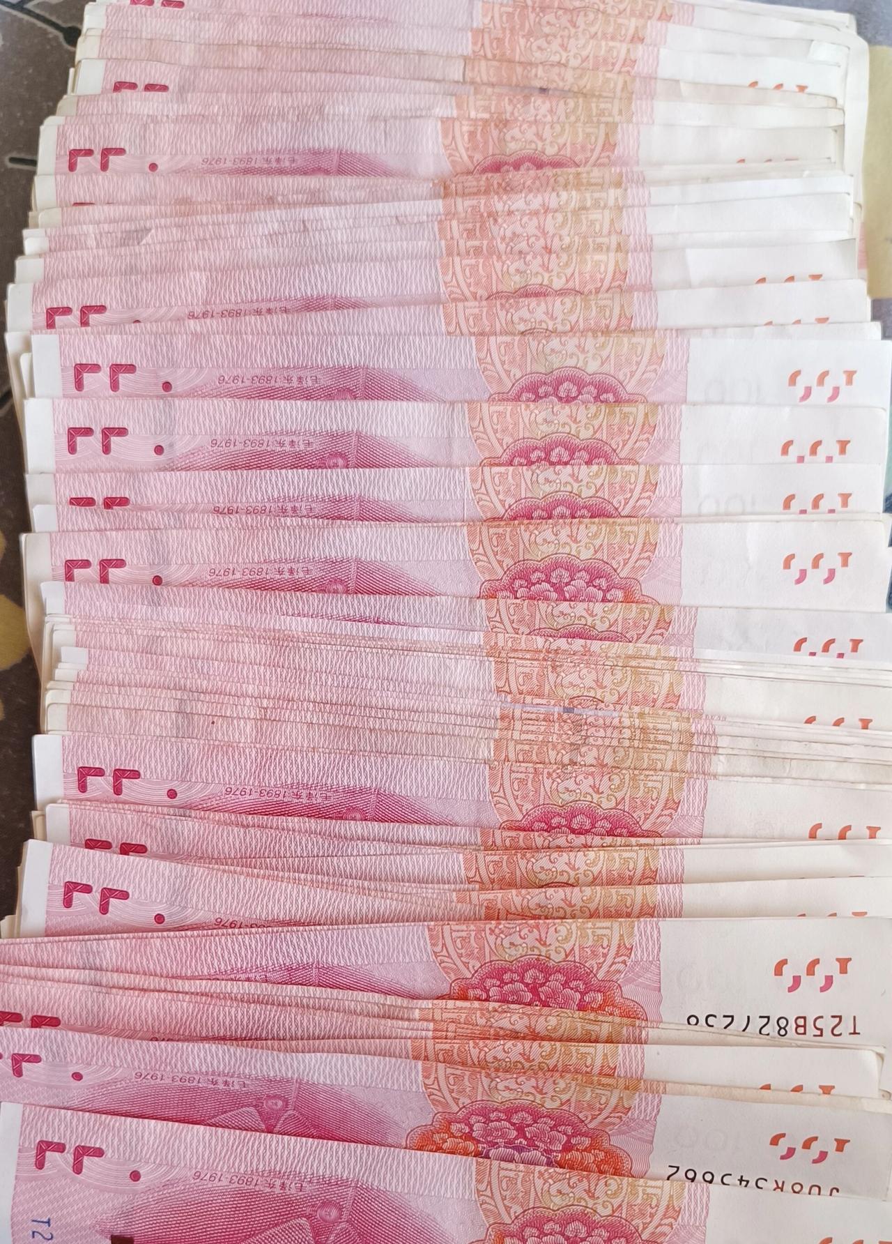 发财啦，发财啦！从没见过这么多现金，今天老板给发工资，说微信没钱了，给现金。这么