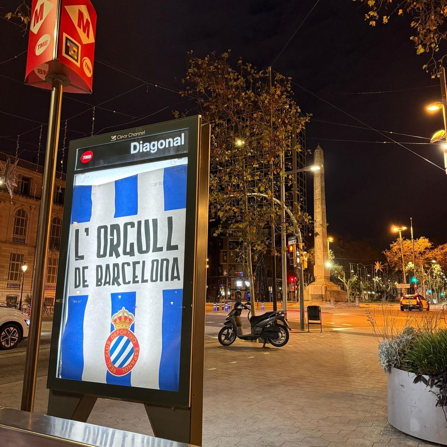 这个没人发吗？泥人球迷组织Curva RCDE整了一个大活，当地时间昨夜，他们的