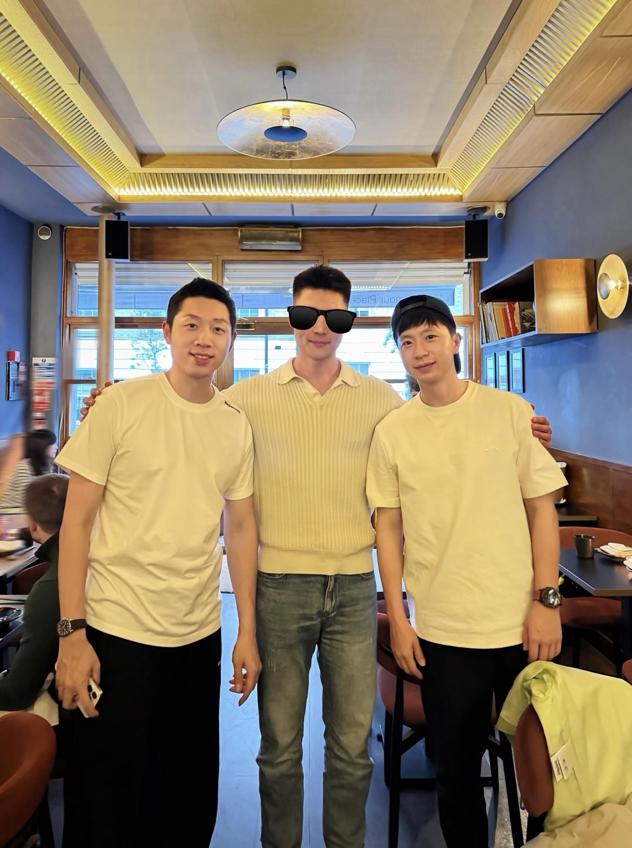 吃饭偶遇 反戴帽子合影马龙一张