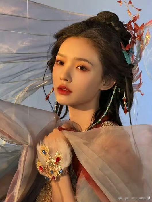 林允[超话]  是谁还没有被林允给美到，这个造型也太适合她了吧，完全抗拒不了这样
