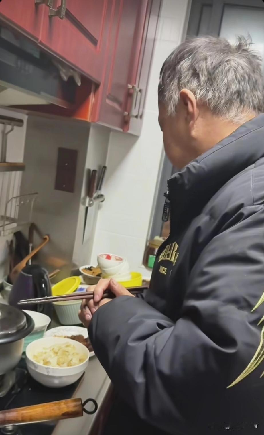 晓晓老师回南京了，没任何原因就这么离开了。流浪大师沈巍的生活完全变了样，孤孤单单