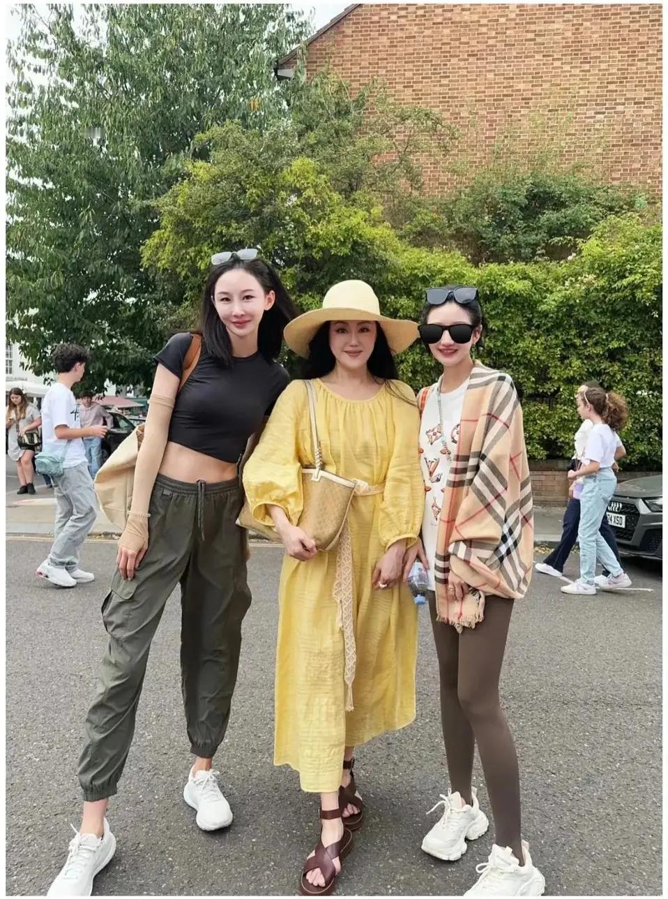 章小蕙现身伦敦被偶遇，穿黄裙高贵优雅如黄玫瑰，61岁照样风情万种，在人群中也是最
