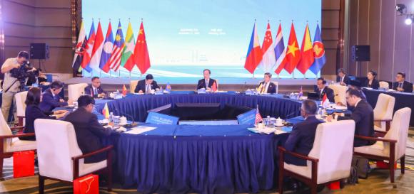 3月以来，中国与东盟的外交互动密集上演，节奏紧凑到无缝衔接，背后藏着亚太合作的核