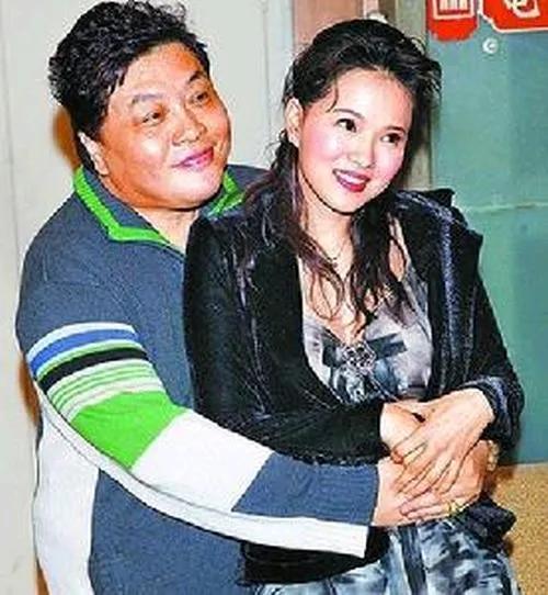 伊能静年轻时的一张照片，双鱼座的她长得挺小女人的。她也算是外柔内刚的典型，看似柔