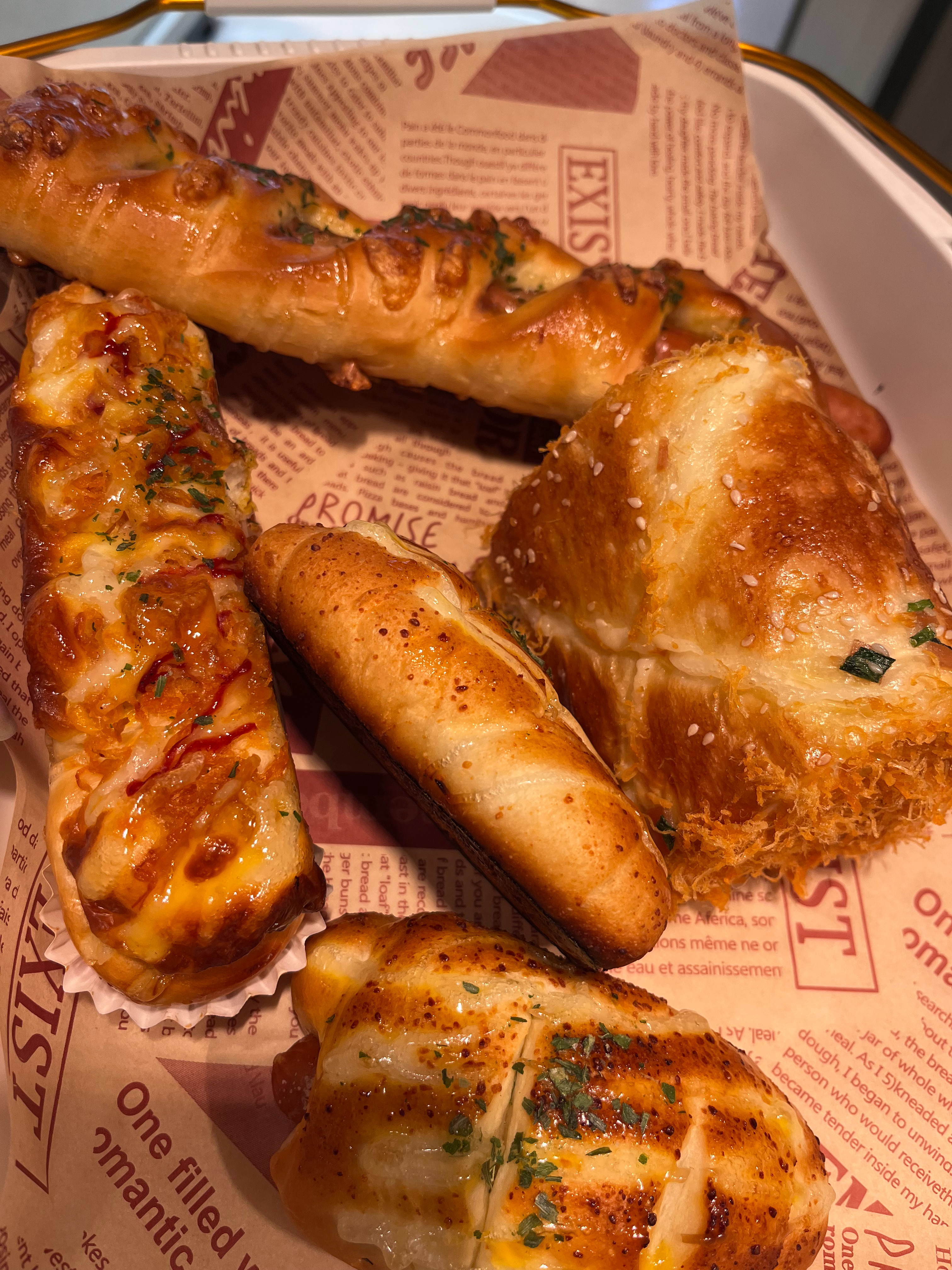 宝子明天出去游玩，出来买点好吃的去，最爱的现烤面包，应该说我喜欢哈！ 