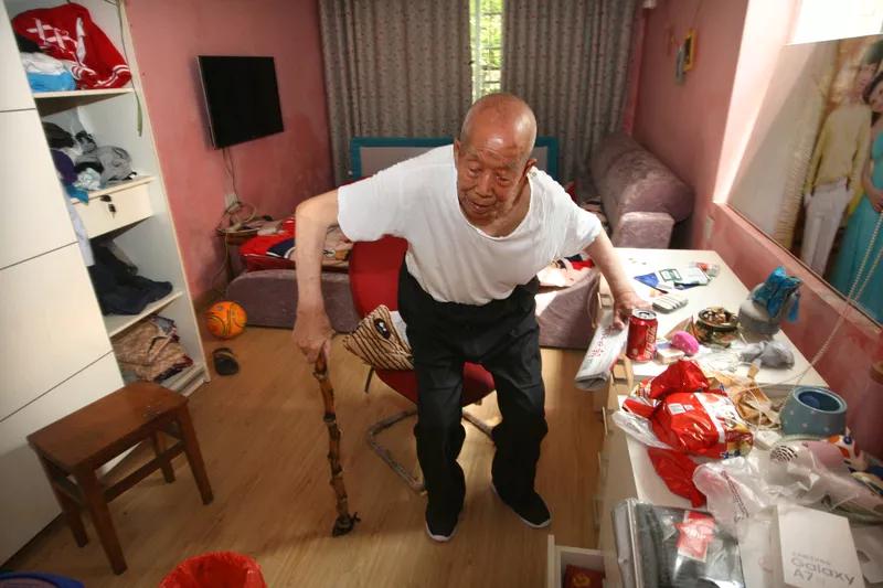 云南，医院里，一位74岁老人住院时带着1岁孙子：孩子爸爸在孩子两个月时车祸离世，