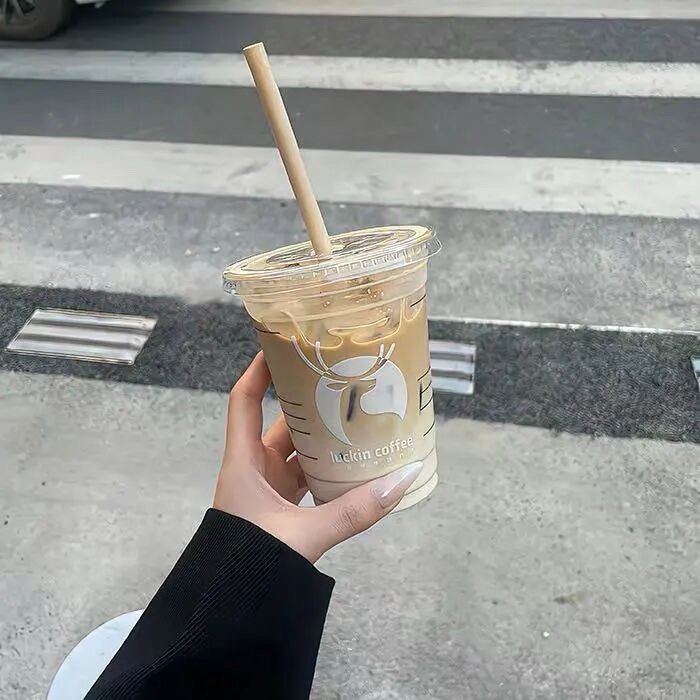 能力范围内 一点苦都不想吃 一点难听的话都不听 爱自己的明媚 也爱自己的破碎 ​