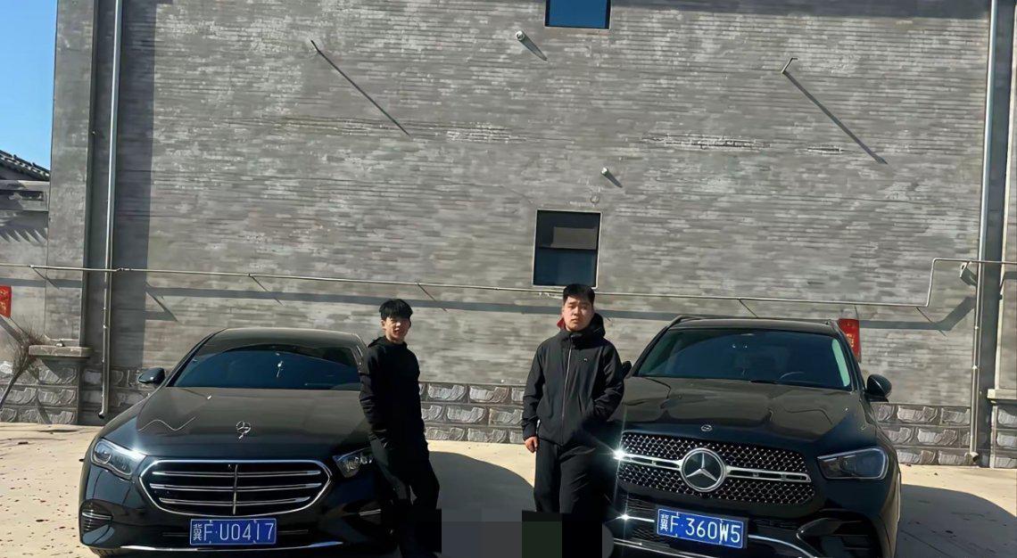 河北两兄弟晒奔驰，配文：终于开上百万豪车。结果被网友酸了，奔驰也算好车？想不到一