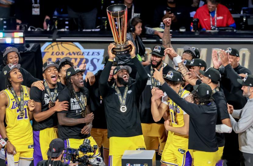 NBA杯赛决赛，尼克斯124-113战胜马刺，夺得冠军！NBA名宿德怀特·霍华德