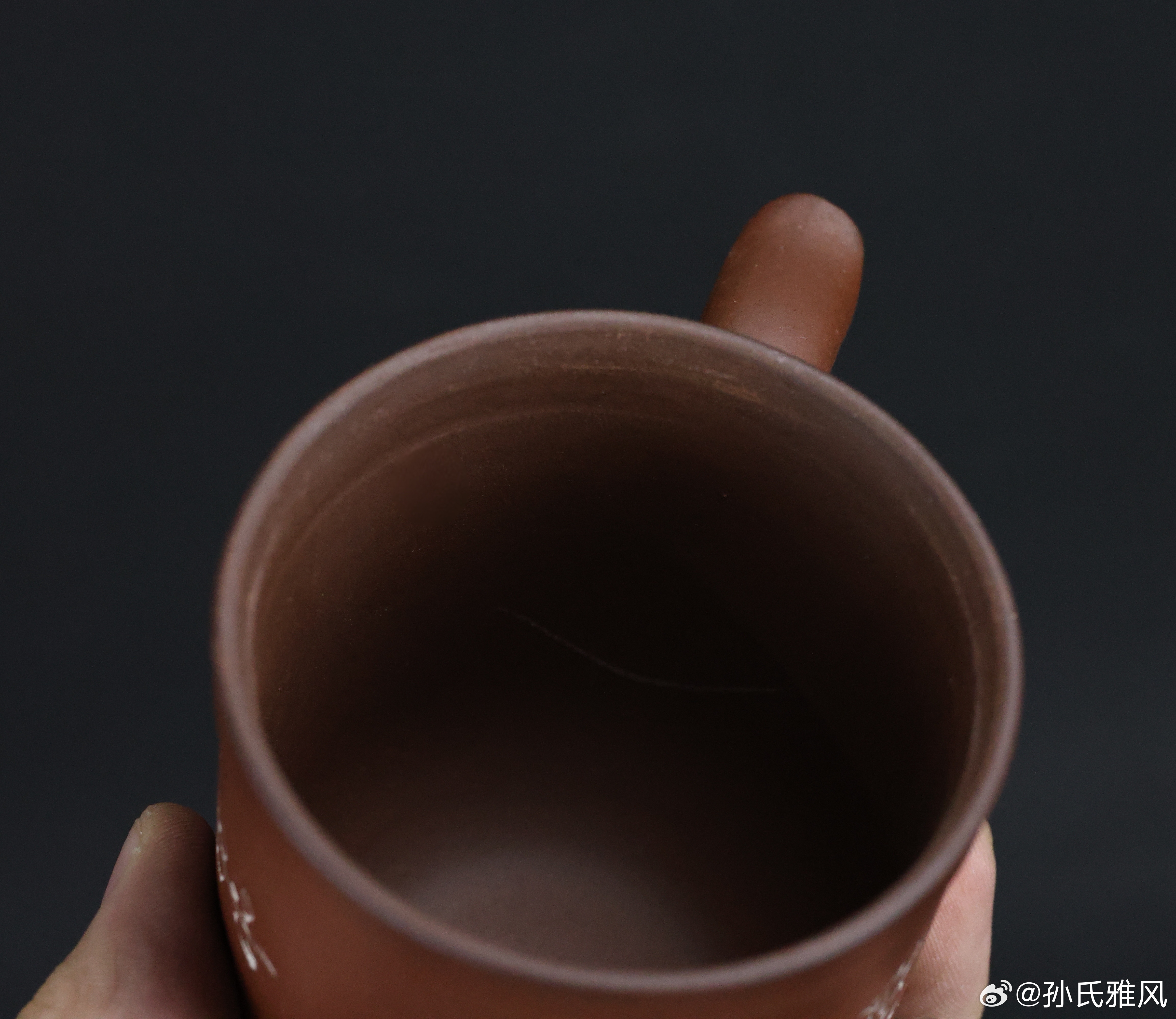 古瓷鉴定 任小松刻绘紫砂盖杯任松佩(任小松)，艺名少石、小石，江苏宜兴人，出身紫
