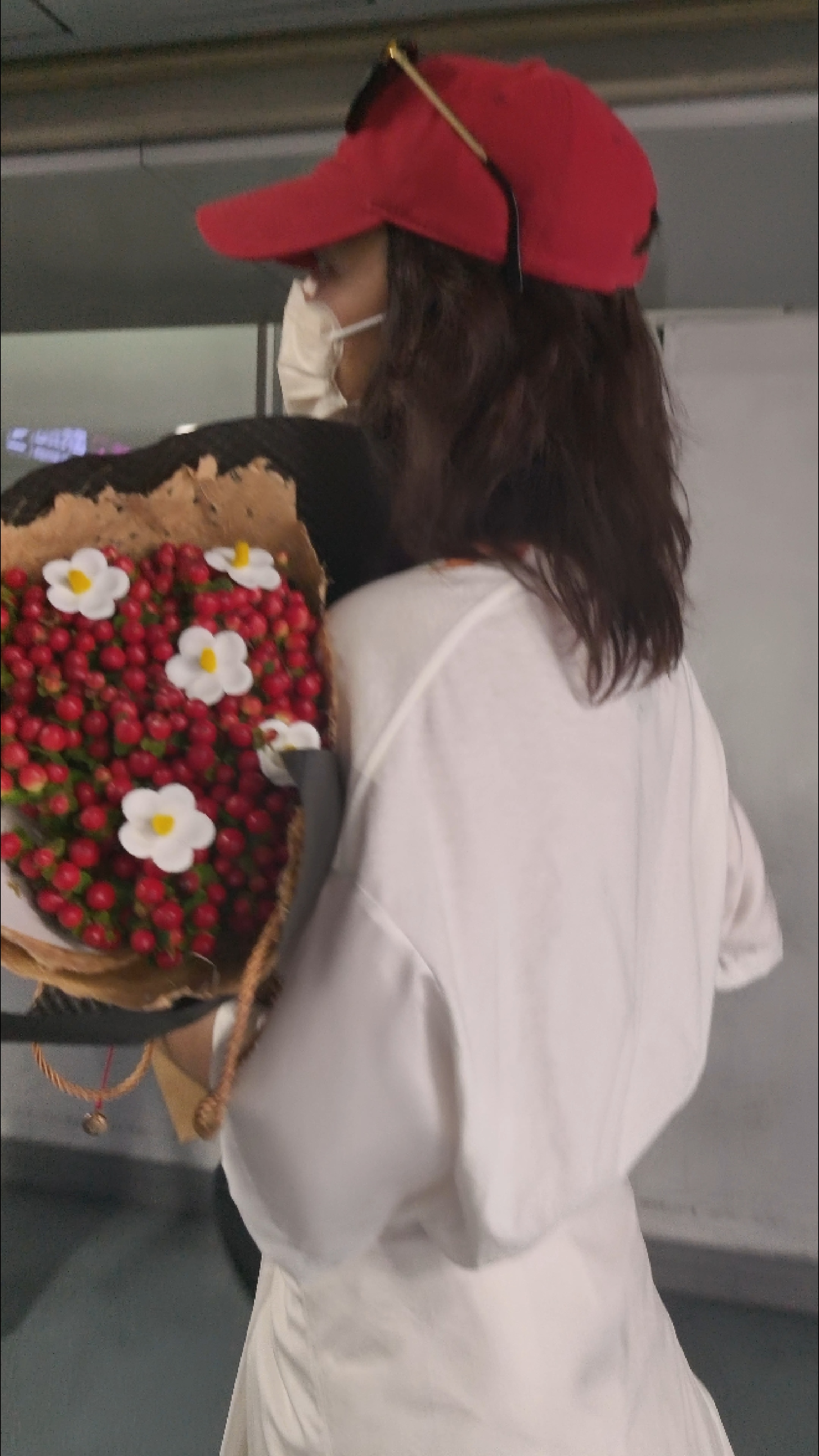 “你们先下（歪头）先下 先下 安全你们 你们先下” 