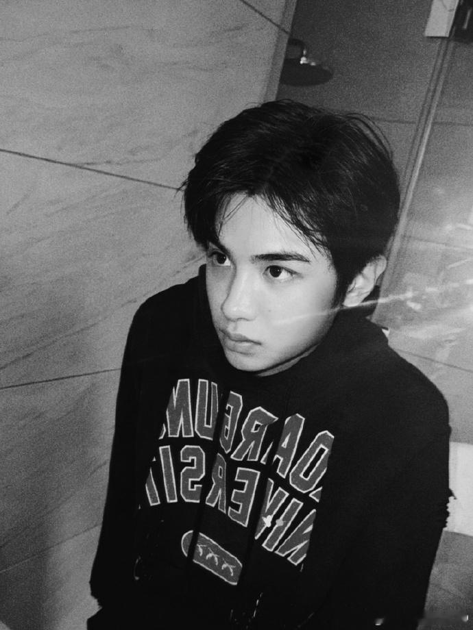 #黄明昊黑白大片##黄明昊美式帅哥#黄明昊的黑白大片营造出神秘氛围，有着美式帅哥