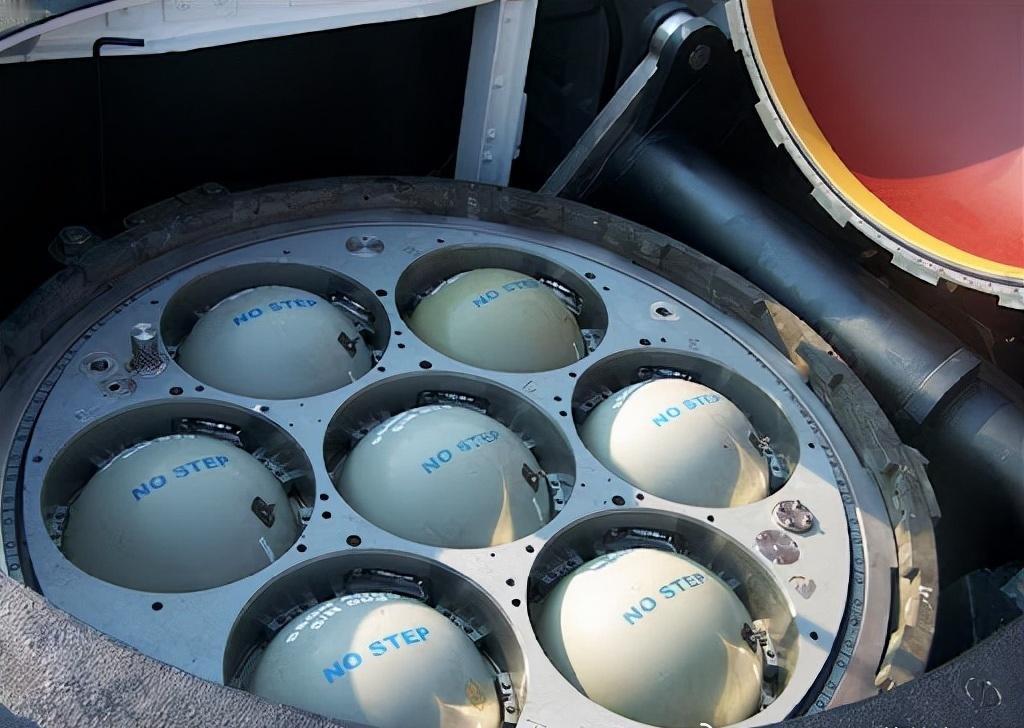 俄亥俄级核潜艇发射筒中的战斧巡航导弹，每艘潜艇可携带154枚战斧。