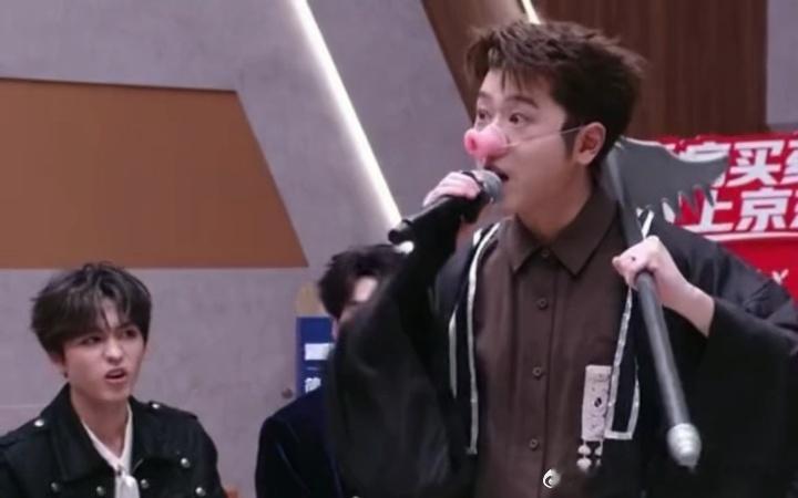 王以太也是跟曾辉演上短剧了，披哥后台秒变二人转。你一言我一语接得飞起，沙僧八戒乱