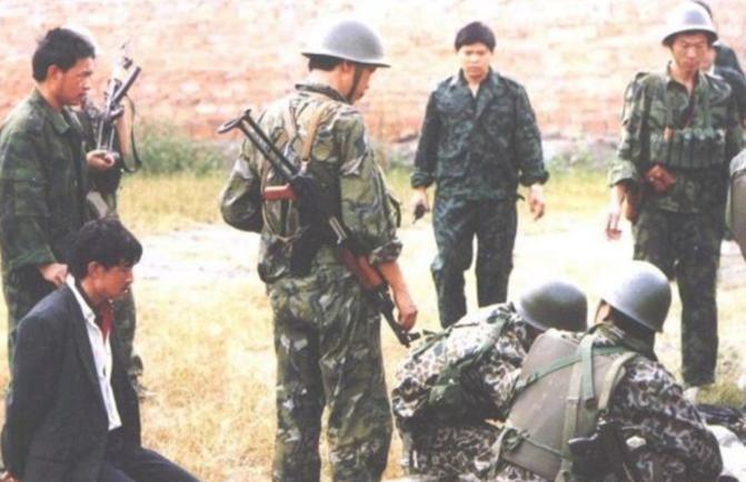 1996年5月6日中午，湘潭二大桥收费处，一辆墨绿色凌志400被拦下。车上两男一
