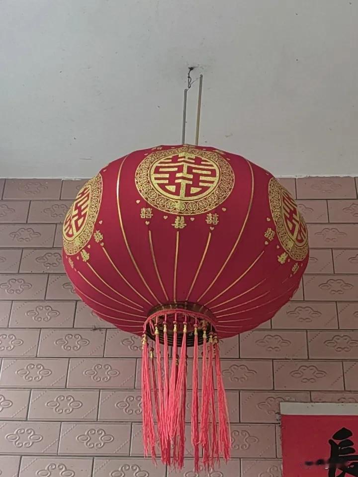 大家发现了没，今年过年微信拜年特别安静，没有了群发消息，各种花里胡哨的拜年话语，