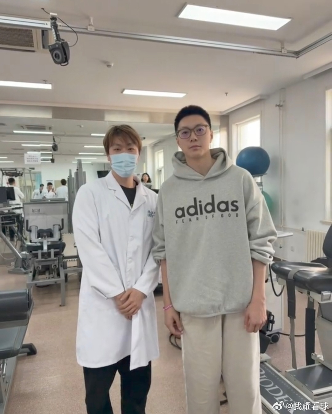 刚结束国家队任务，胡明轩直奔体育总局医院治疗膝伤了，伤病退散，小胡早日康复！ 