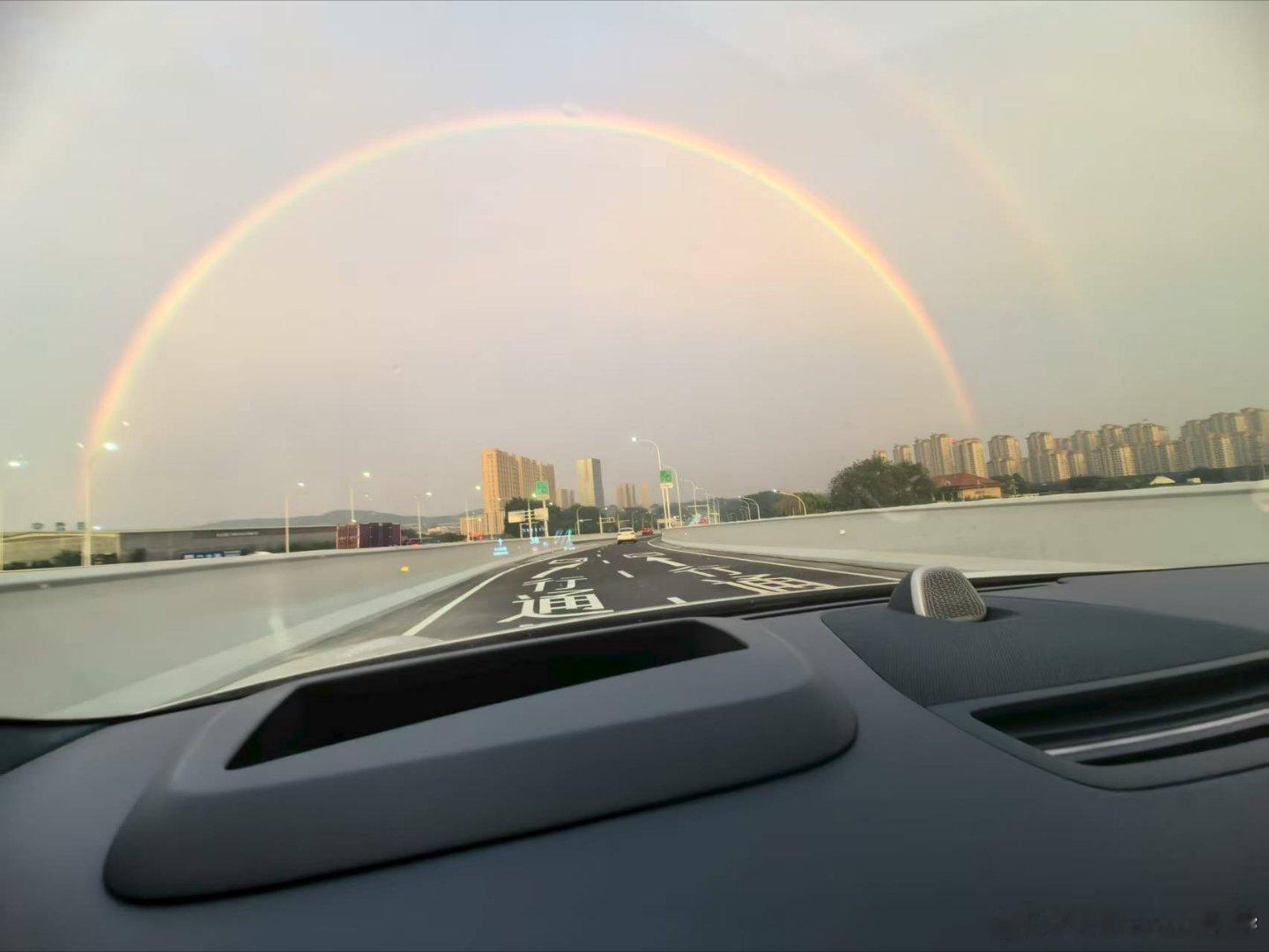值得纪念的日子遇到双彩虹。天降吉兆，风调雨顺，国泰民安，极氪好运！双彩虹极氪[超