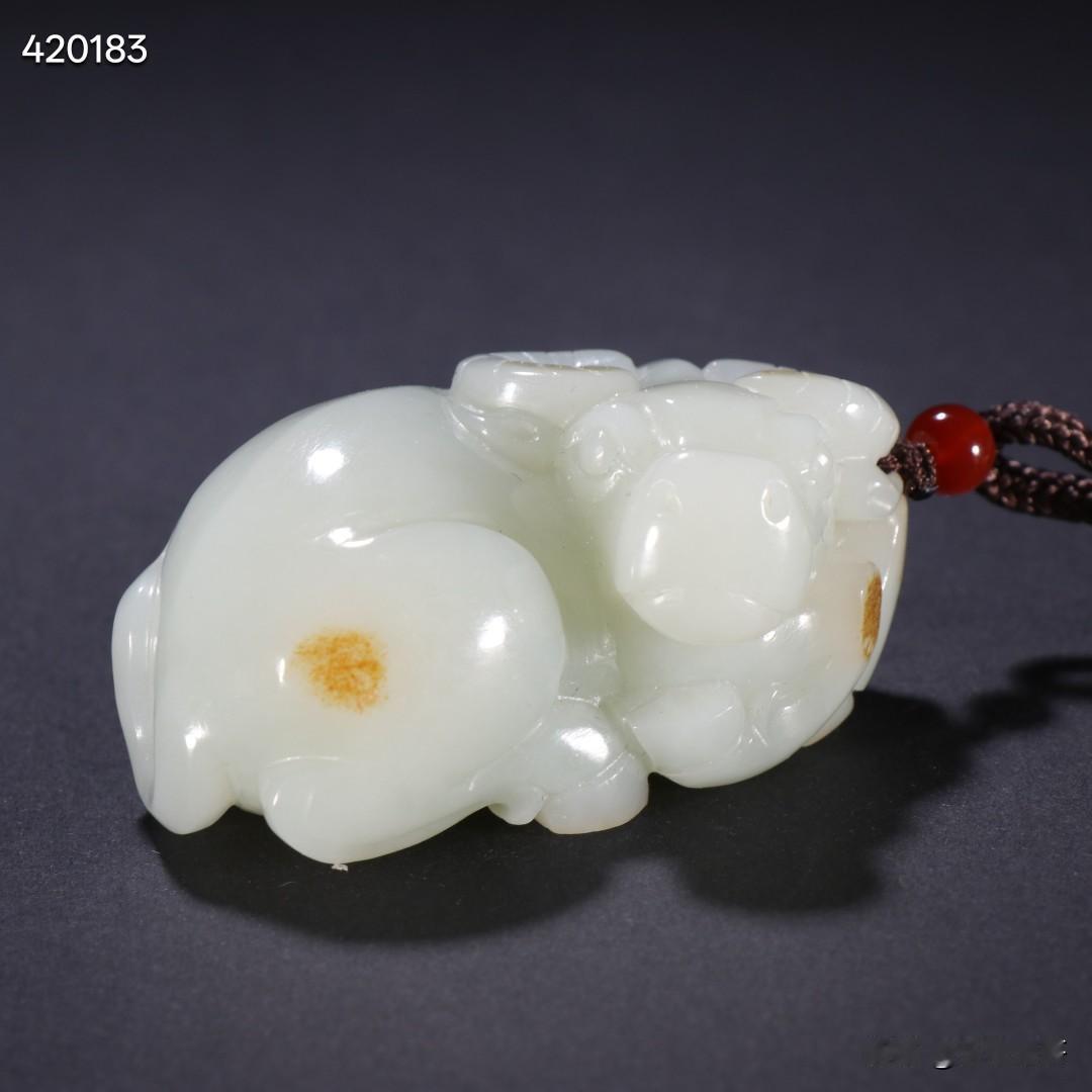 旧藏 和田玉牛把件
规格：高2.75cm 宽5.65cm
