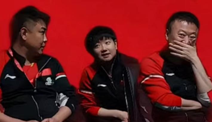 孙颖莎一句话，让国乒“皓月”王皓的橄榄枝，尴尬地悬在了半空。
她没抬头，只是低声