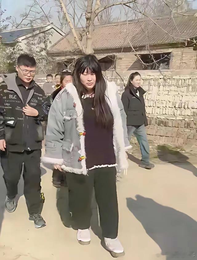 大衣哥女儿朱雪梅大年初二回娘家，婚后变漂亮了，女婿也挺帅 般配 