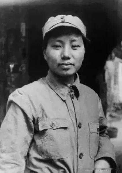 1933年，年仅16岁的李开芬即将遭到活埋处置，危急关头，政治部主任张琴秋骑着战