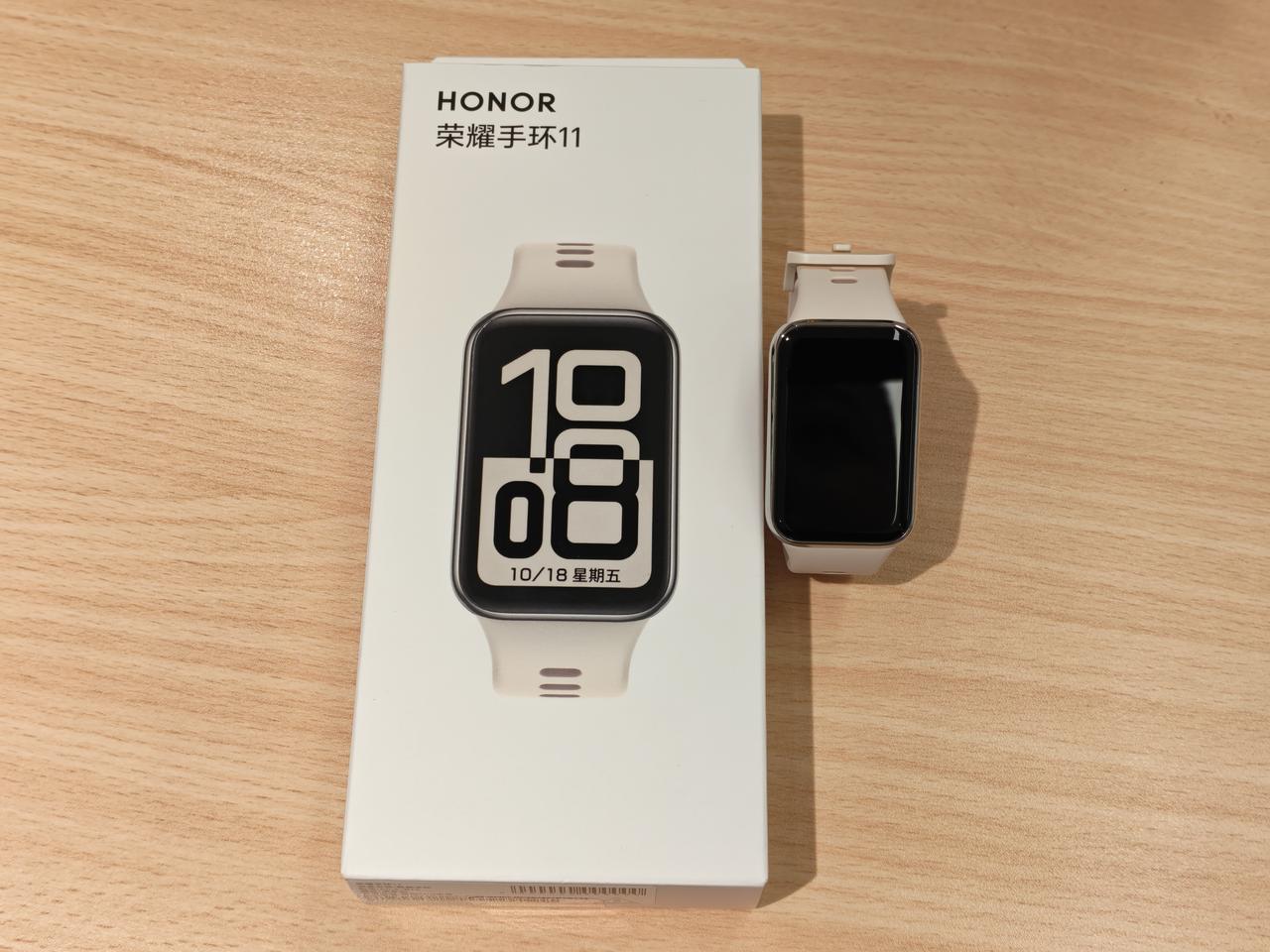 荣耀手环11开箱啦！
我入手的是荣耀手环11海盐白配色，整体视觉效果非常淡雅清爽