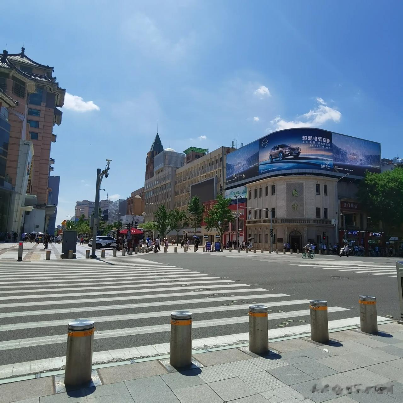  
王府井大街榜上有名
新出炉的北京市旅游休闲街区名单， 
模式口历史文化街区 