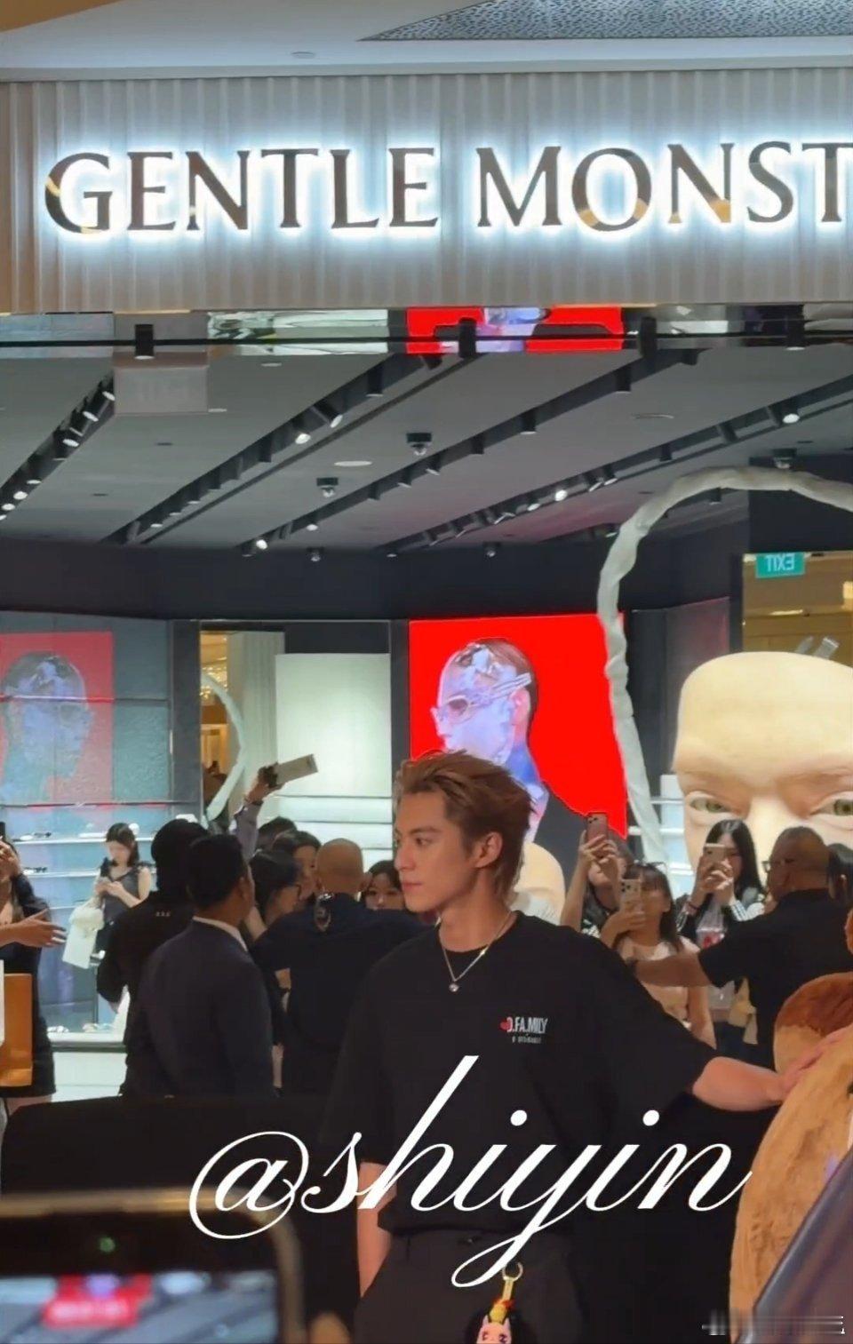 王鹤棣新加坡线下生图 王鹤棣帅气的脸真的是长得也太权威了吧，看到这一回新加坡线下