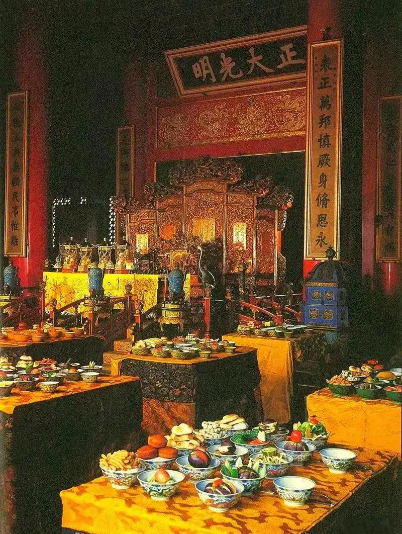 清宫膳食分 “份例制”，每位主子固定食材配额，唐宋明皇家饮食无标准化配额规则
 