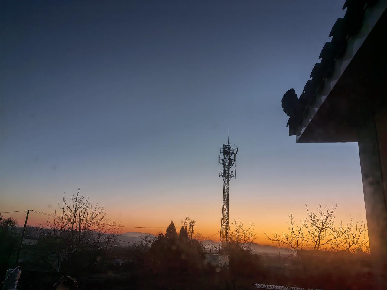 在乡下生活未必不是一件幸福的事情
新鲜的空气和新鲜的蔬菜水果
儿时一起长大的小伙