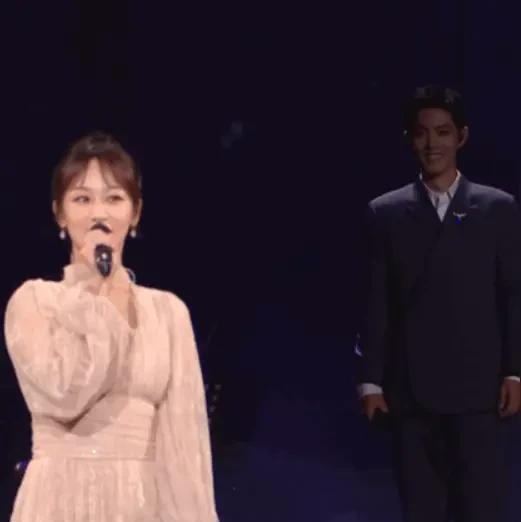 他们不是躲一场活动，是躲开了整个名利场。
昨晚星光大赏，众人争奇斗艳，唯独不见那