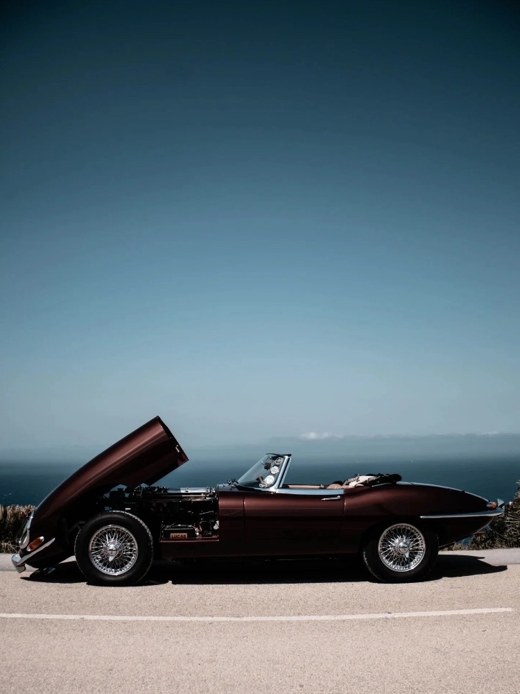 Jaguar E-Type 1967🐆作为收藏界“蓝筹股”，它既是机械艺术的结