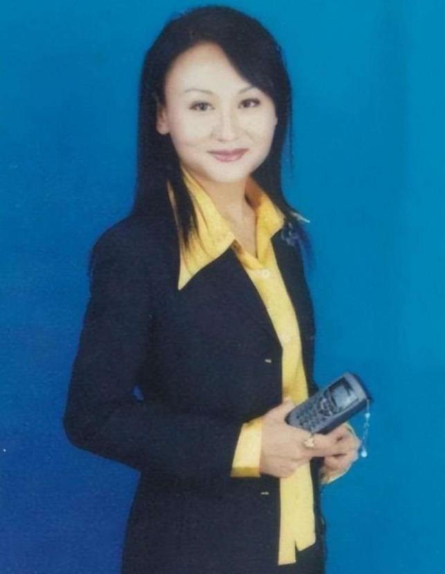 2015年，前央视主持人曹晴辞掉工作远嫁美国，婚后遭丈夫屠中恒没收证件，限制自由
