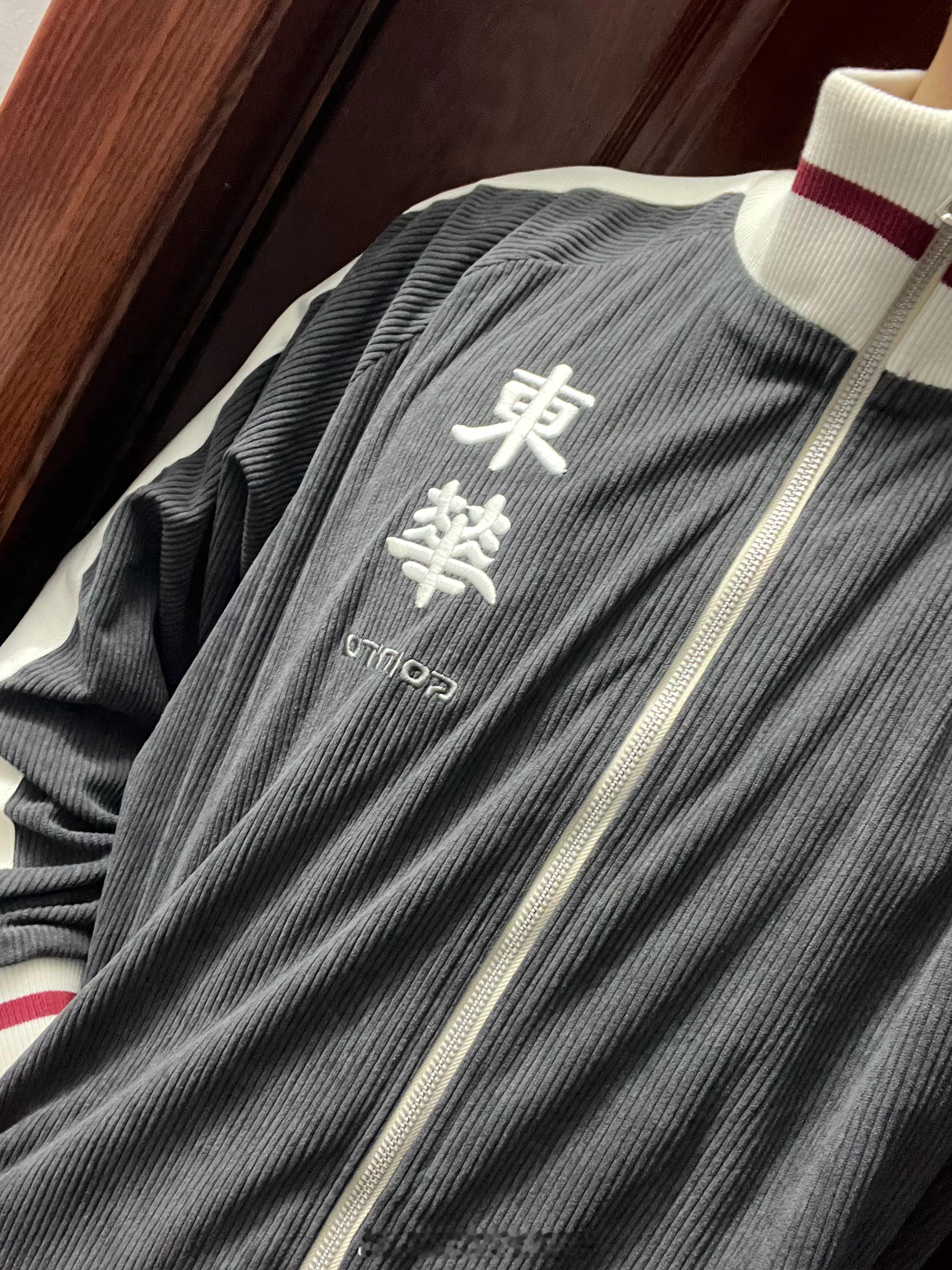 东华复古外套上身！和之前推出的复古长袖球衣一样，质感很好，对于衣橱里都是球队出场